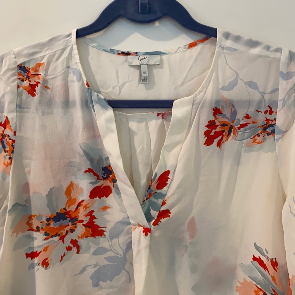 Joíe Silk White Flora Top. EUC  Size XS